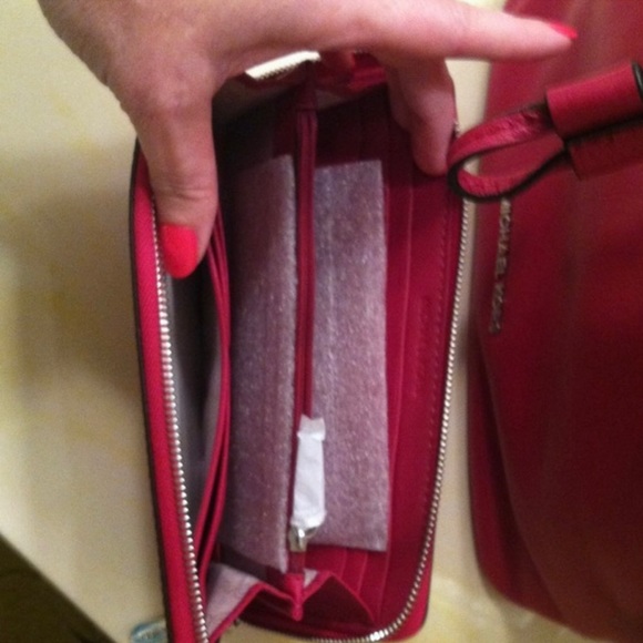 MICHAEL KORS.. BAG AND WALLET Like new condition! MOVING DRASTICALLY REDUCED.., - Picture 4 of 5